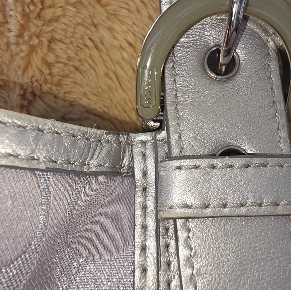 Elegant Coach Silver- Gray Tote Bag Violet Lining - Picture 3 of 14